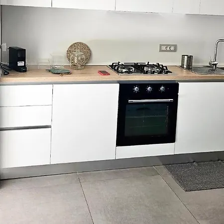 빌라 Luxury Beachfront With Pool & Private Parking 오스투니